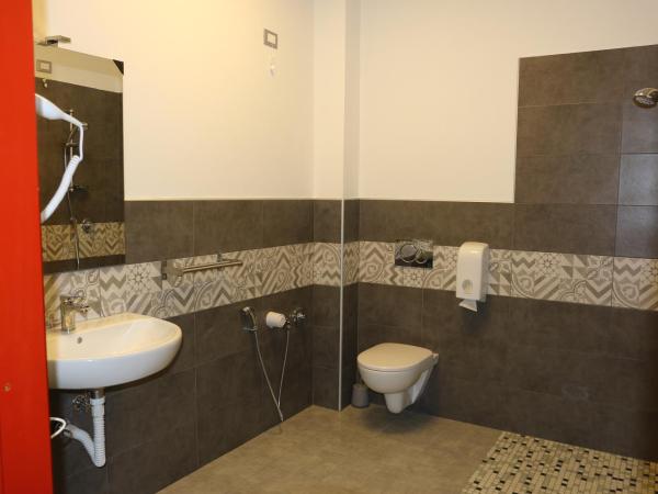 Student's Hostel Parma : photo 7 de la chambre lit dans dortoir de 8 lits