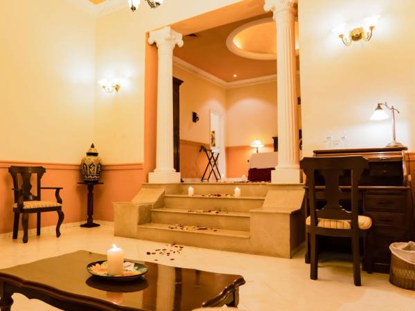 Hotel Boutique La Mision De Fray Diego : photo 4 de la chambre suite principale avec 1 lit king-size et baignoire spa - vue sur jardin