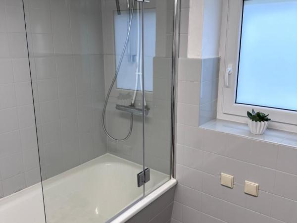 Souterrain Appartement im Geteviertel : photo 1 de la chambre chambre double avec salle de bains privative