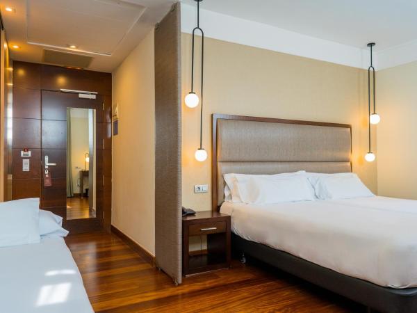 Hotel Compostela : photo 5 de la chambre chambre triple (2 adultes + 1 enfant)