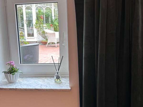 Souterrain Appartement im Geteviertel : photo 5 de la chambre chambre double avec salle de bains privative