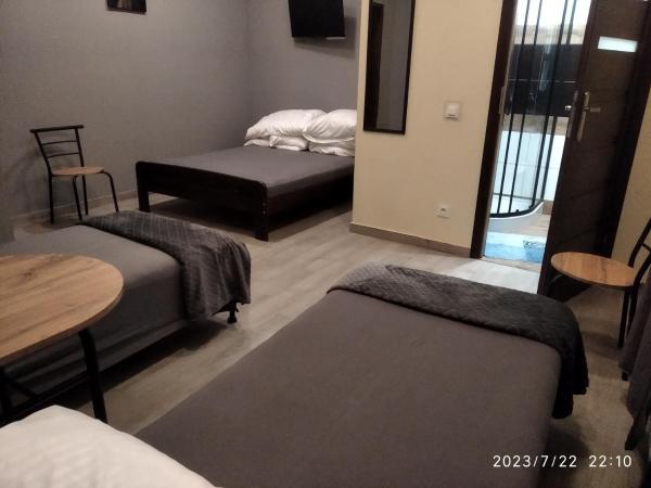 Hotelik rodzinny 365 pokoje z łazienkami : photo 1 de la chambre chambre quadruple
