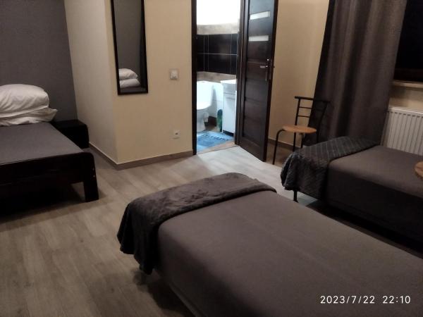 Hotelik rodzinny 365 pokoje z łazienkami : photo 3 de la chambre chambre quadruple