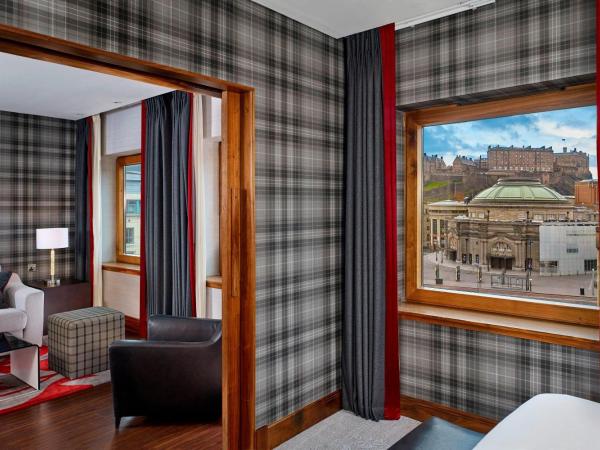 Sheraton Grand Hotel & Spa : photo 4 de la chambre suite château avec 1 lit king-size - accès au spa et au salon