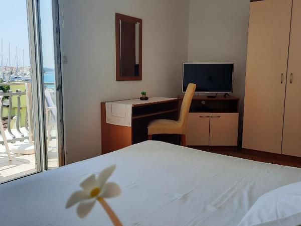 Apartments & Room Marina View : photo 9 de la chambre chambre double avec balcon - vue sur mer