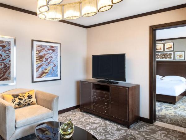 Sheraton Dubai Creek Hotel & Towers : photo 3 de la chambre suite exécutive avec 1 lit king-size et accès au salon club