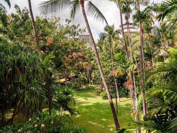 The Royal Hawaiian, A Luxury Collection Resort, Waikiki : photo 6 de la chambre suite junior historique jardin avec lit double ou lit king-size