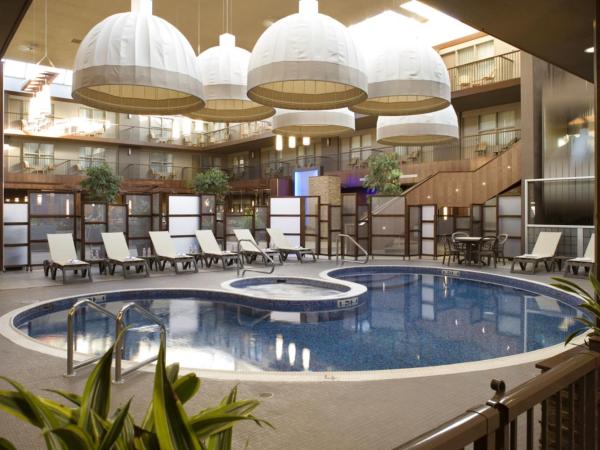 Delta Hotels by Marriott Calgary South : photo 6 de la chambre chambre deluxe lit queen-size superposé - vue sur atrium