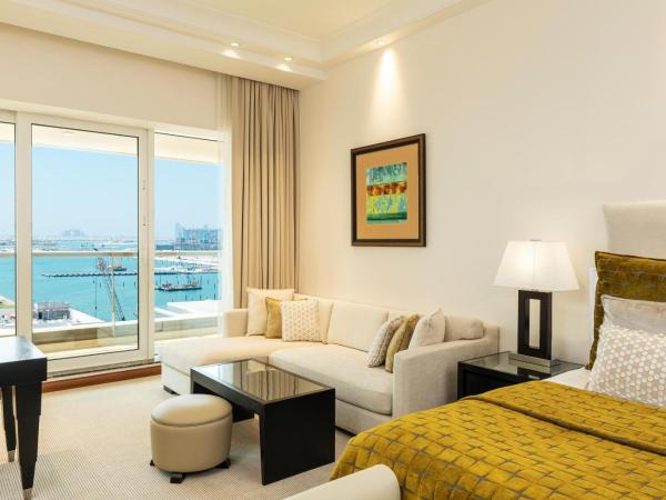 Grosvenor House, a Luxury Collection Hotel, Dubai : photo 1 de la chambre chambre premier avec 1 lit king-size dans chambre d'hôtes - accès au salon exécutif, goûter et happy hour, accès gratuit à la plage et à la piscine du complexe hôtelier, transfert depuis aéroport de dubaï