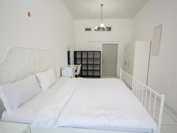 Comfortable Private Rooms in Compound Housing : photo 4 de la chambre chambre double avec salle de bains commune