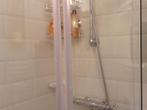 la maison du phare DE HONFLEUR chambre d hôtes B&B -jacuzzi privé- shabby chic : photo 5 de la chambre chambre double avec salle de bains privative extérieure