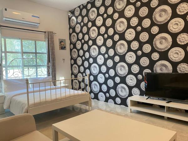 Comfortable Private Rooms in Compound Housing : photo 1 de la chambre chambre double avec salle de bains commune