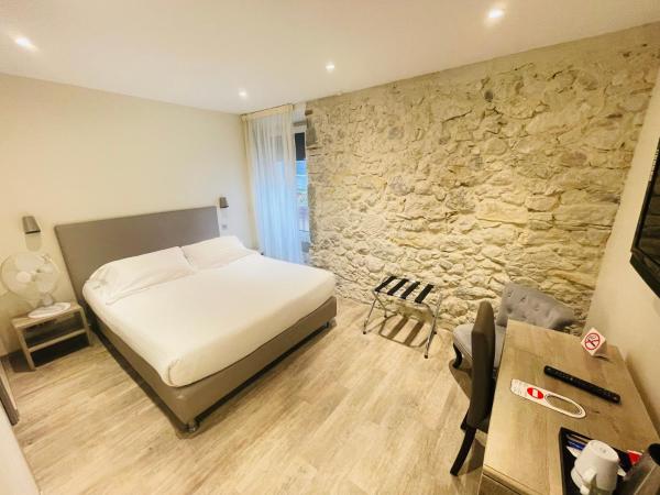 Hotel de la Couronne : photo 2 de la chambre chambre lit queen-size