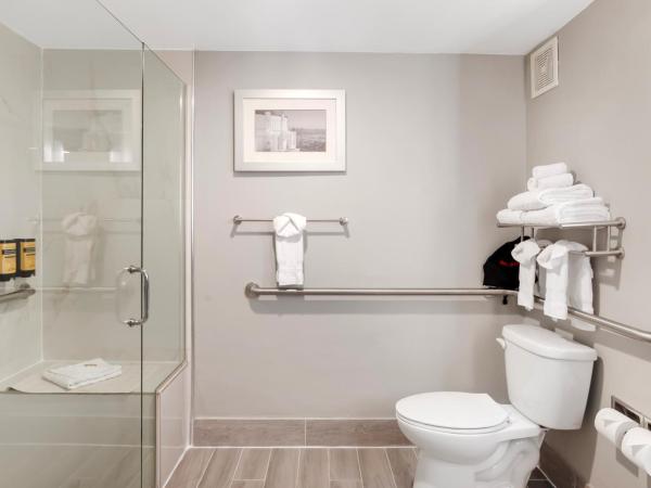 Best Western Plus Commerce Hotel : photo 10 de la chambre chambre lit king-size avec douche accessible en fauteuil roulant - adaptée aux personnes à mobilité réduite