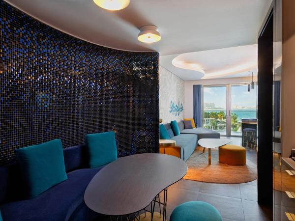 W Dubai - The Palm : photo 7 de la chambre w suite, 1 bedroom suite, 1 king, partial ocean view - access to aether bar, includes free flow of selected drinks from 4 pm-7 pm