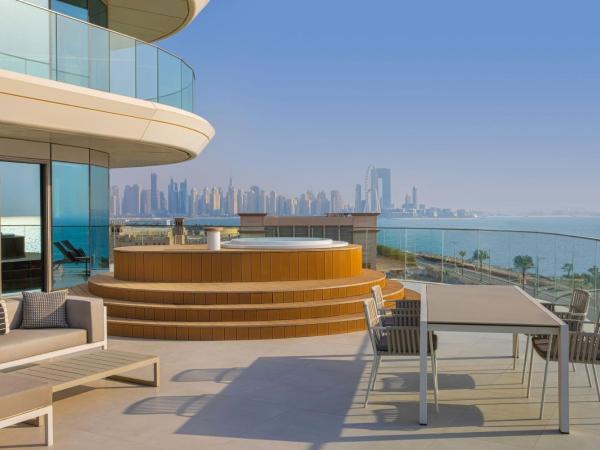 W Dubai - The Palm : photo 5 de la chambre marvelous jacuzzi suite, 1 bedroom suite, 1 king, whirlpool - access to aether bar, includes free flow of selected drinks from 4 pm-7 pm