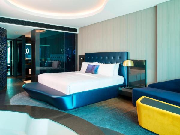 W Dubai - The Palm : photo 10 de la chambre w suite, 1 bedroom suite, 1 king, partial ocean view - access to aether bar, includes free flow of selected drinks from 4 pm-7 pm