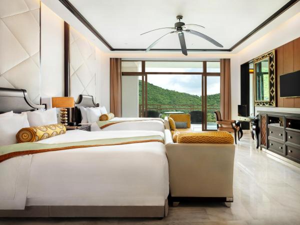 The St. Regis Sanya Yalong Bay Resort : photo 2 de la chambre chambre avec 2 lits queen-size et vue sur l'Île