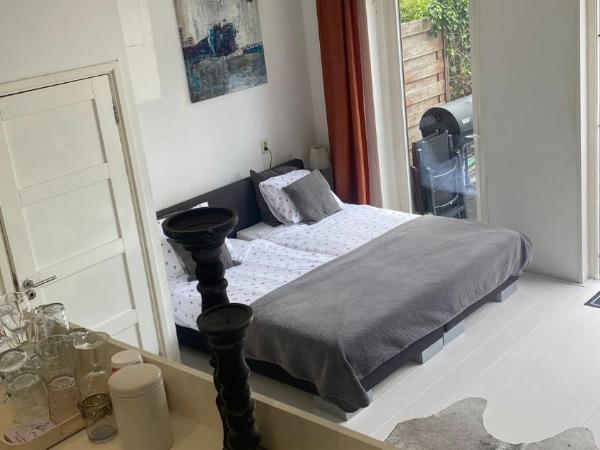 Canal Garden Apartment StayWell Amsterdam : photo 7 de la chambre appartement avec jardin