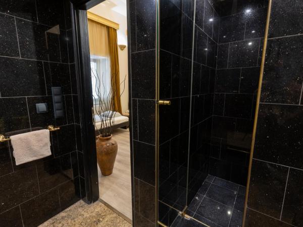 Friends Hostel & Apartments : photo 5 de la chambre suite standard