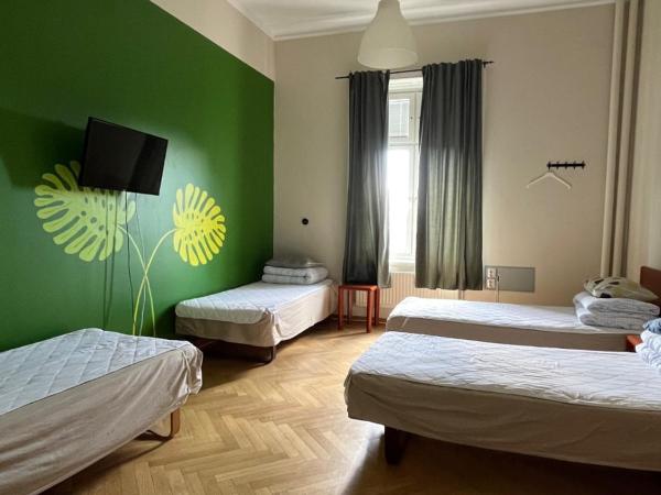 Carlstad Sport Hostel : photo 6 de la chambre chambre quadruple avec salle de bains commune