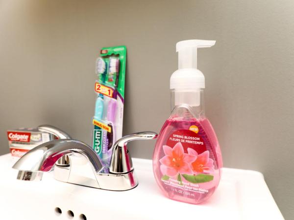 HoMa Homestay Hotel by Olympic Stadium Montreal Auberge-Hostel : photo 8 de la chambre chambre lit queen-size avec salle de bains privative