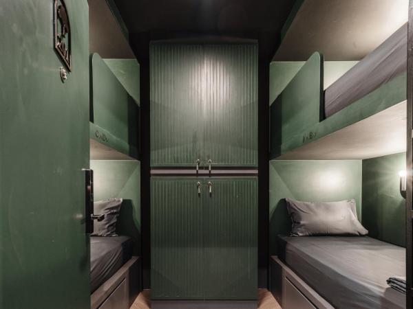 Cher Hostel Bangkok : photo 6 de la chambre chambre quadruple avec salle de bains commune