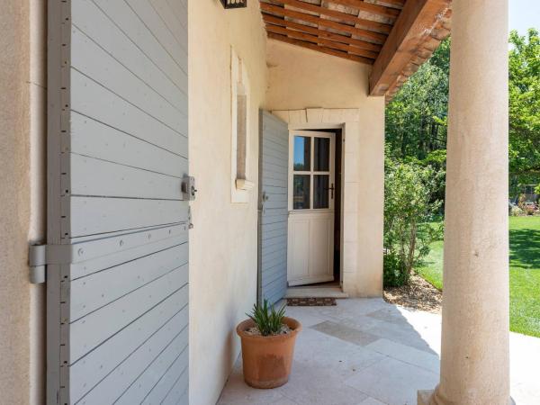 Mas de Lure : photo 4 de la chambre chambre lit queen-size - vue sur jardin