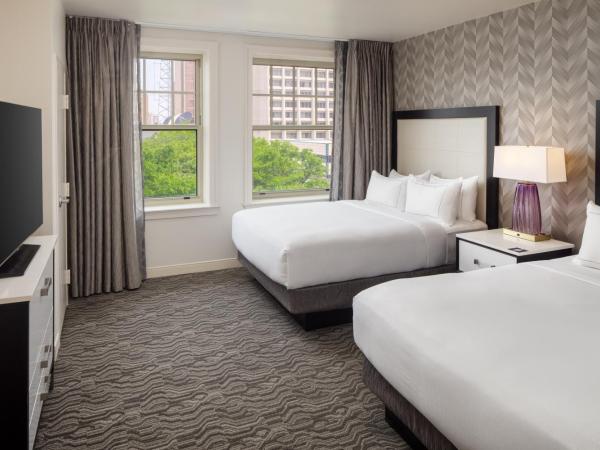 DoubleTree Suites by Hilton Hotel Detroit Downtown - Fort Shelby : photo 2 de la chambre suite 1 chambre lit queen-size avec canapé-lit