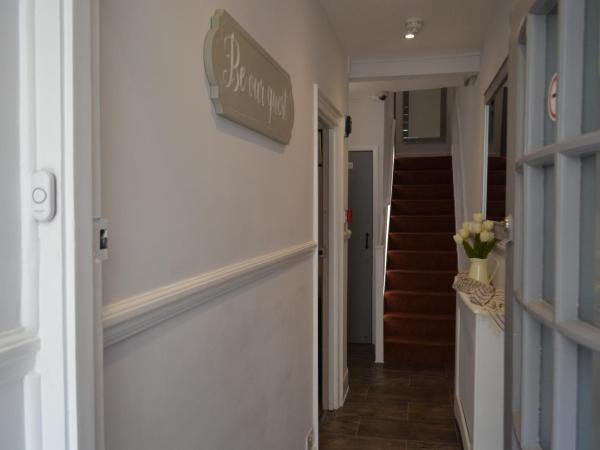 Relax Inn Guest House : photo 10 de la chambre chambre lits jumeaux avec salle de bains commune