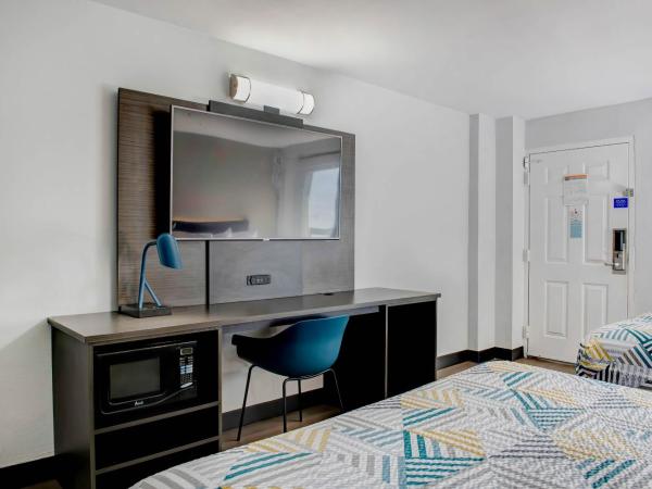 Motel 6 Atlanta, Ga - Midtown : photo 7 de la chambre chambre avec 2 lits doubles et mini-réfrigérateur - fumeurs