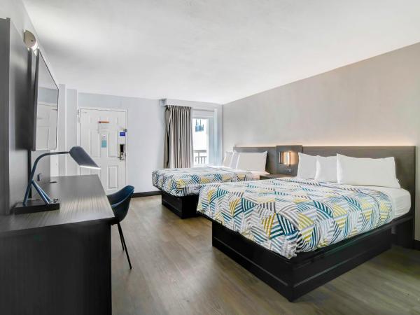 Motel 6 Atlanta, Ga - Midtown : photo 9 de la chambre chambre avec 2 lits doubles et mini-réfrigérateur - fumeurs