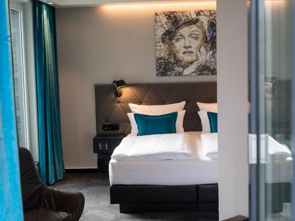 Motel One Berlin-Spittelmarkt : photo 10 de la chambre chambre lit queen-size.