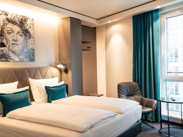 Motel One Berlin-Spittelmarkt : photo 9 de la chambre chambre lit queen-size.