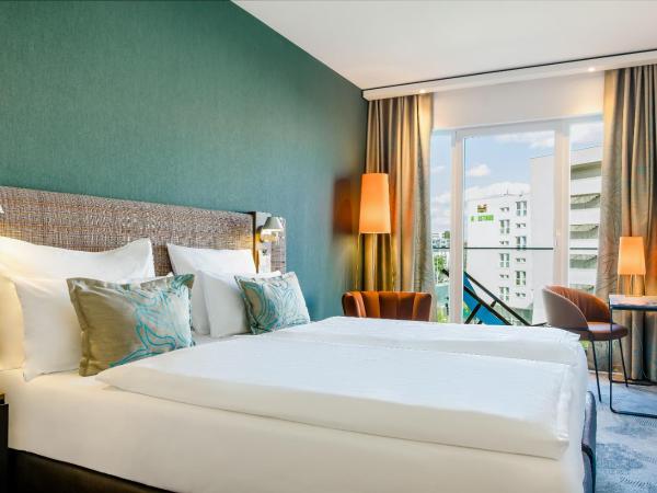 Motel One Wien-Prater : photo 9 de la chambre chambre lit king-size avec balcon