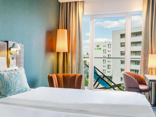 Motel One Wien-Prater : photo 1 de la chambre chambre lit king-size avec balcon