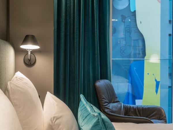 Motel One Berlin-Alexanderplatz : photo 9 de la chambre chambre lit queen-size 