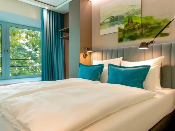 Motel One Stuttgart-Hauptbahnhof : photo 2 de la chambre chambre lit queen-size