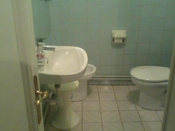 Pensión Gema : photo 2 de la chambre chambre double avec lit d'appoint et accès salle de bains commune