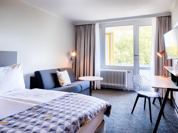 Holiday Inn Munich - South, an IHG Hotel : photo 1 de la chambre chambre lit queen-size standard avec canapé-lit et balcon