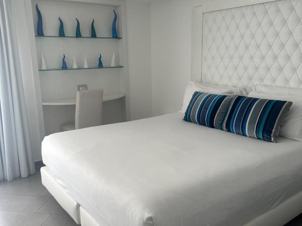 Hotel Tasso Suites & Spa : photo 3 de la chambre chambre lit queen-size avec baignoire spa