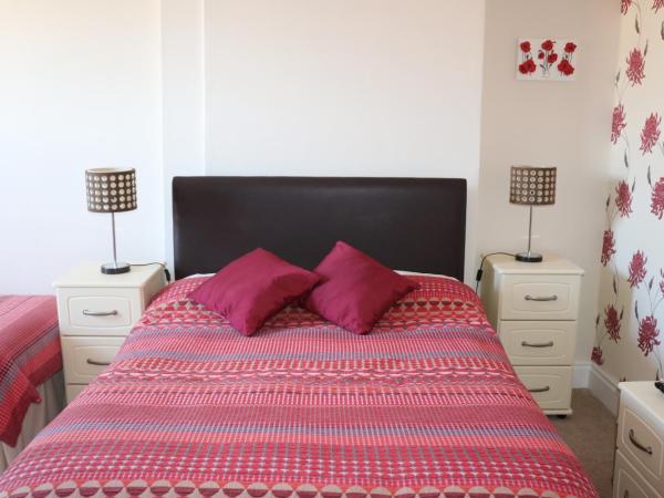 Greenside Guesthouse : photo 1 de la chambre chambre triple avec salle de bains commune