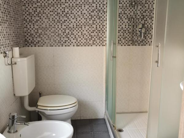 HOTEL BISSI : photo 3 de la chambre chambre simple avec salle de bains privative