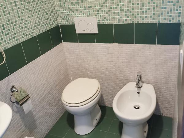 HOTEL BISSI : photo 7 de la chambre chambre double avec salle de bains privative