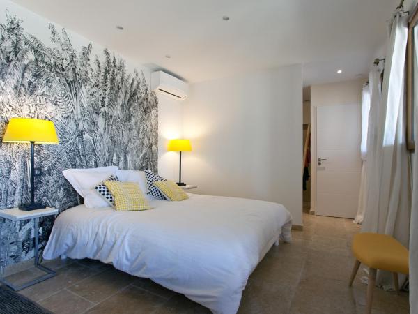 Mas Lou Caloun - Chambre d'Hôte face à la piscine en Camargue - Les Saintes Maries de la Mer : photo 2 de la chambre chambre double - vue sur piscine