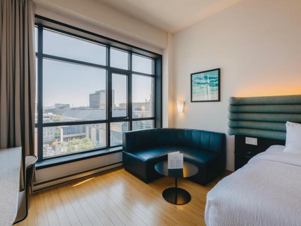 Le Dauphin Montréal Centre-Ville : photo 5 de la chambre chambre lit king-size