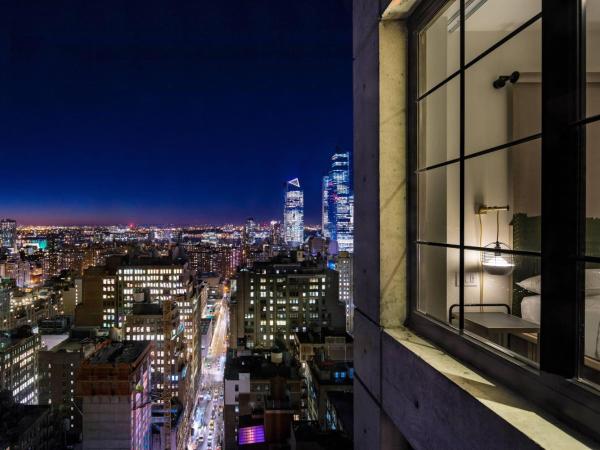 Moxy NYC Chelsea : photo 6 de la chambre chambre lit king-size - vue sur ville