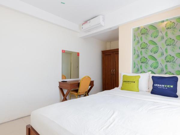 Urbanview Erga Family Residence Syariah Surabaya by RedDoorz : photo 10 de la chambre chambre supérieure lit queen-size