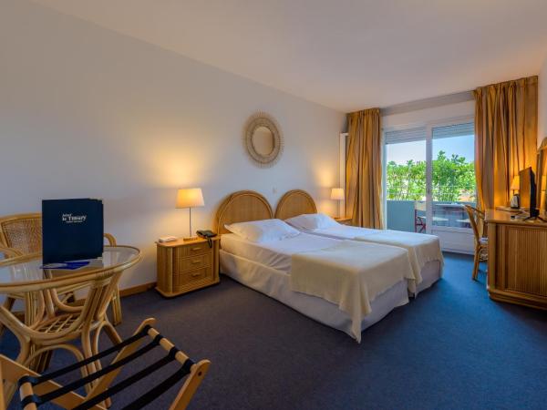 Hotel Le Tilbury : photo 8 de la chambre chambre double ou lits jumeaux - vue sur piscine