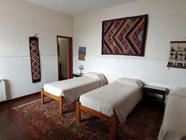 La Cara Oculta de Salta, bed and breakfast : photo 5 de la chambre chambre triple avec salle de bains privative